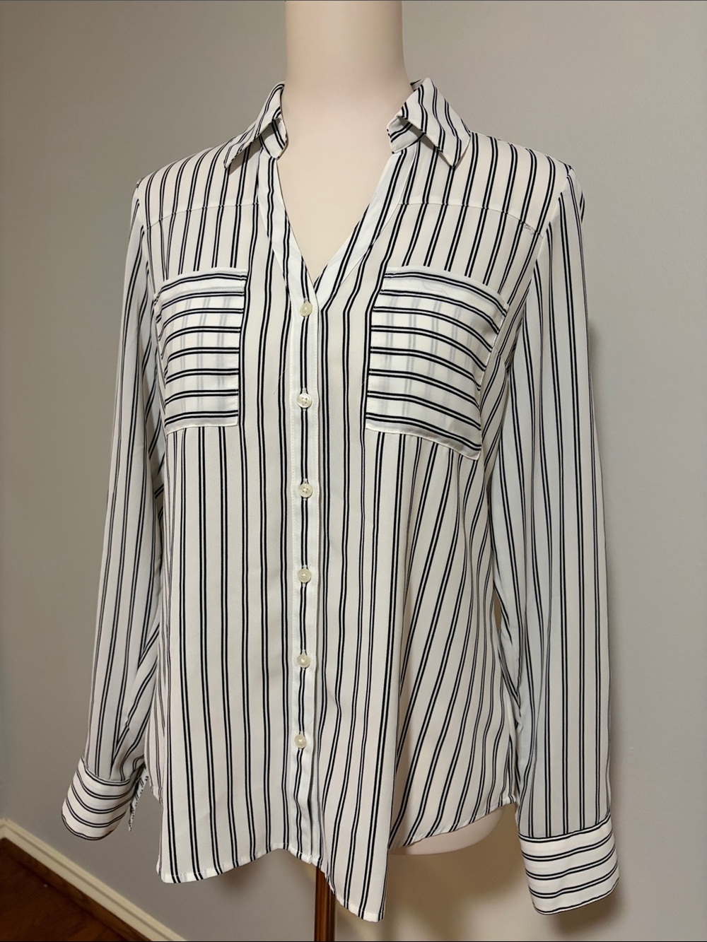 Express Women’s The Portofino Shirt in Black & White Striped Size Small